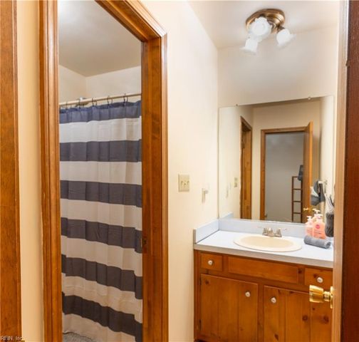 8153 Meandering LN, North, VA 23128