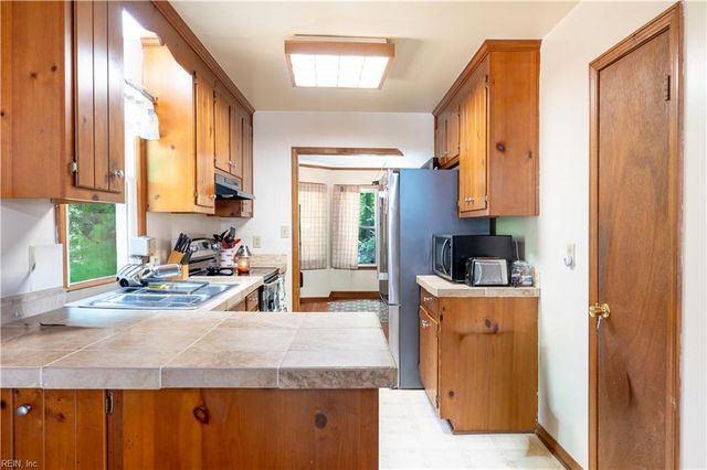 8153 Meandering LN, North, VA 23128