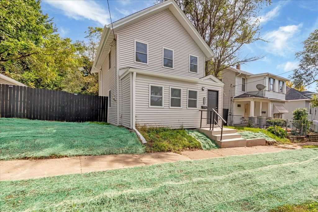 1111 Gaines Street, Davenport, IA 52804