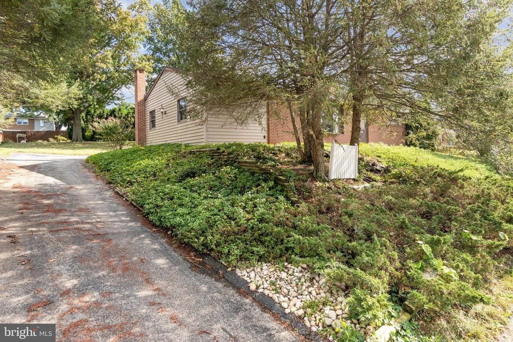 2540 LOG CABIN RD, York, PA 17408