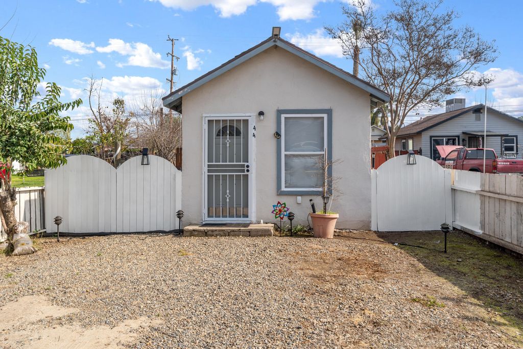 448 S Palm Street, Woodlake, CA 93286