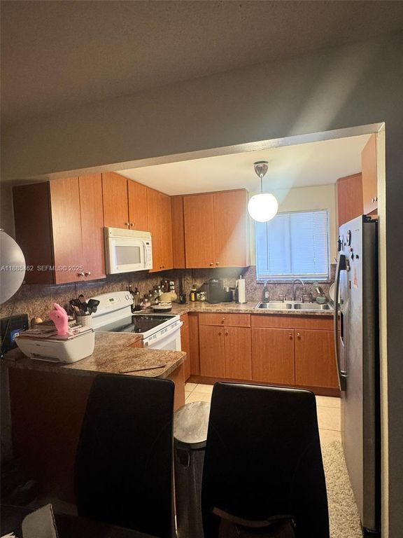 6900 SW 39th Street 106J, Davie, FL 33314
