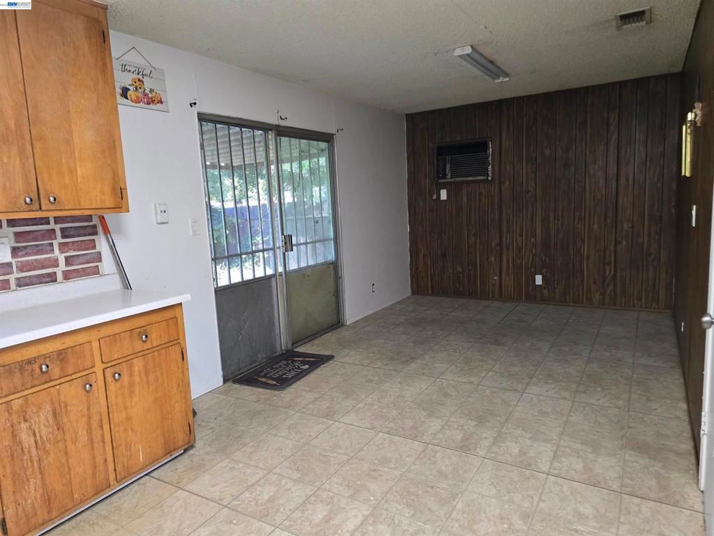 Image 11 of property listing at 6933 Kermit Ln, Stockton, CA 95207