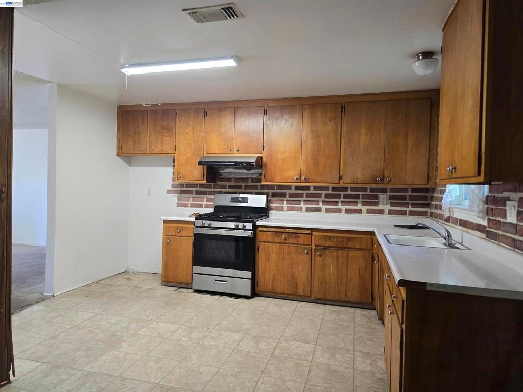 Image 12 of property listing at 6933 Kermit Ln, Stockton, CA 95207