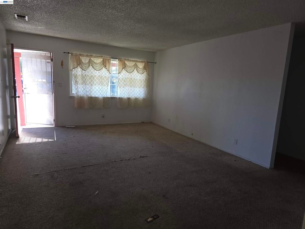 Image 8 of property listing at 6933 Kermit Ln, Stockton, CA 95207