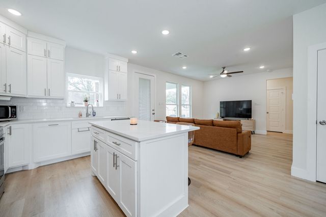 319 Coral Reef Street, Gun Barrel City, TX 75156