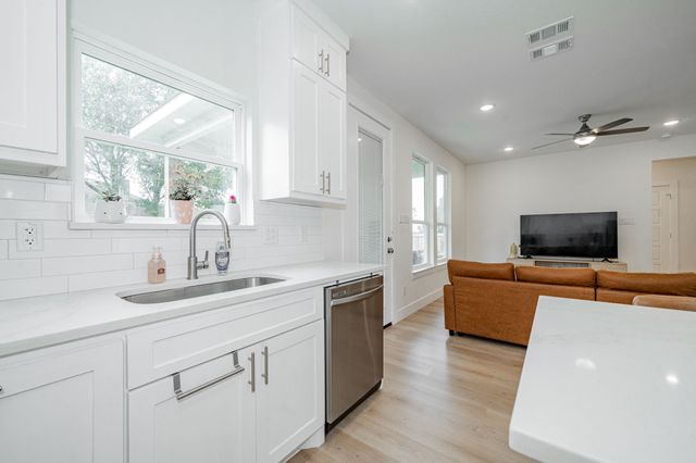 319 Coral Reef Street, Gun Barrel City, TX 75156