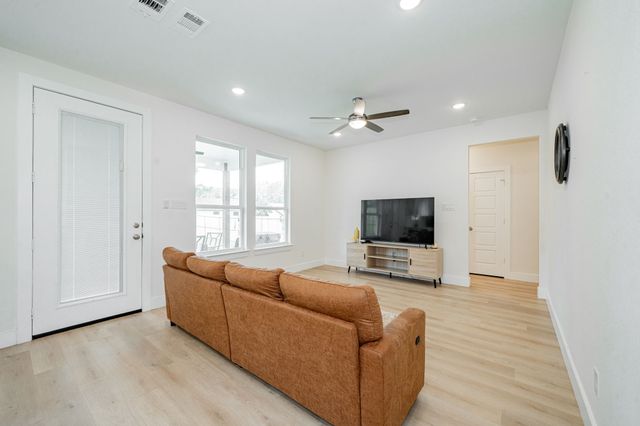 319 Coral Reef Street, Gun Barrel City, TX 75156