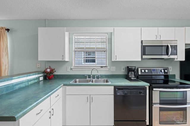 2292 Trailwood Dr, Cantonment, FL 32533