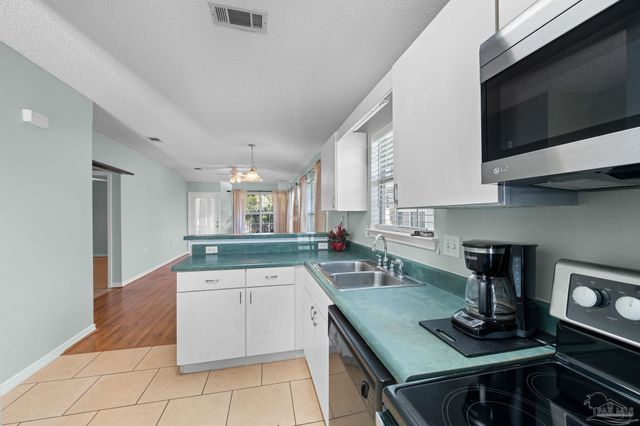 2292 Trailwood Dr, Cantonment, FL 32533