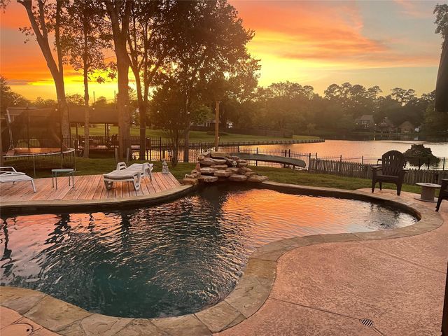 423 Cape Conroe Drive, Montgomery, TX 77356