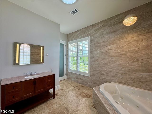 14370 McGregor BLVD, Fort Myers, FL 33919