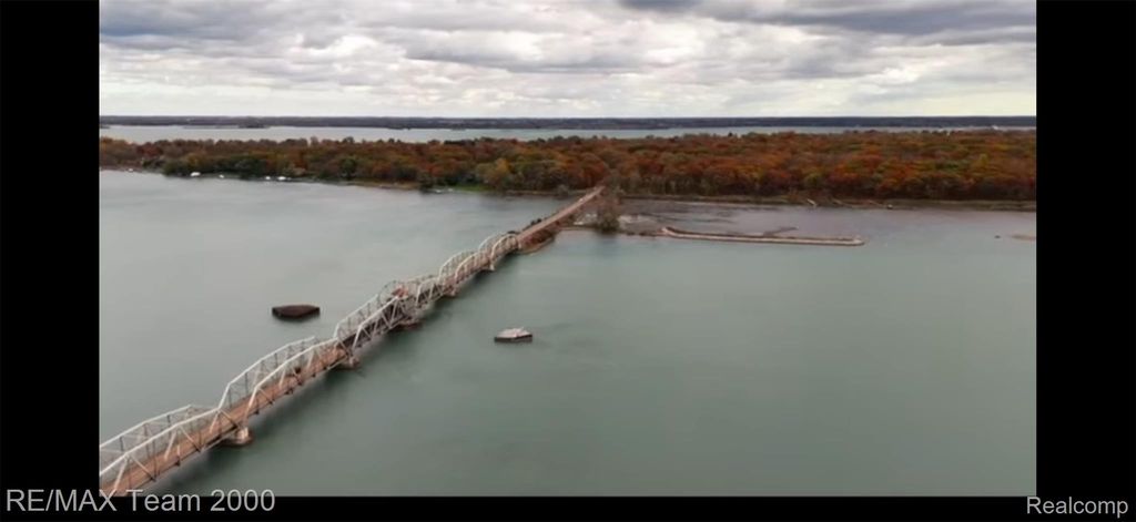 000 Magnolia Lane, Grosse Ile Township, MI 48138