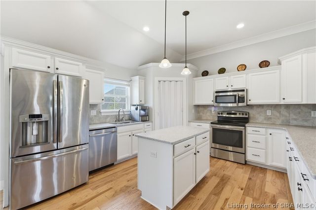 3418 Royal Lake Drive, Floyds Knobs, IN 47119