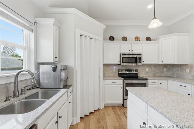 3418 Royal Lake Drive, Floyds Knobs, IN 47119