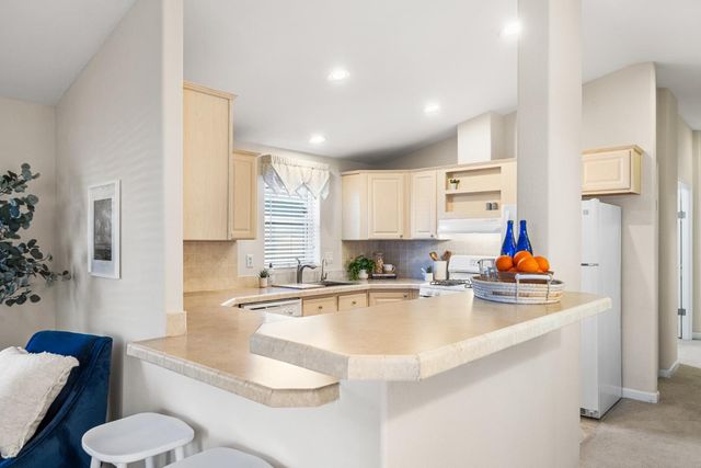 998 38th Avenue 9, Santa Cruz, CA 95062