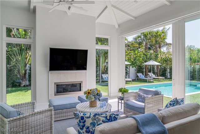 680 Wedge DR, Naples, FL 34103