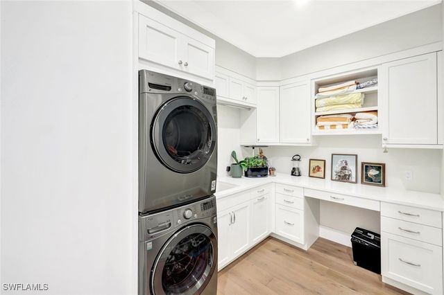 680 Wedge DR, Naples, FL 34103