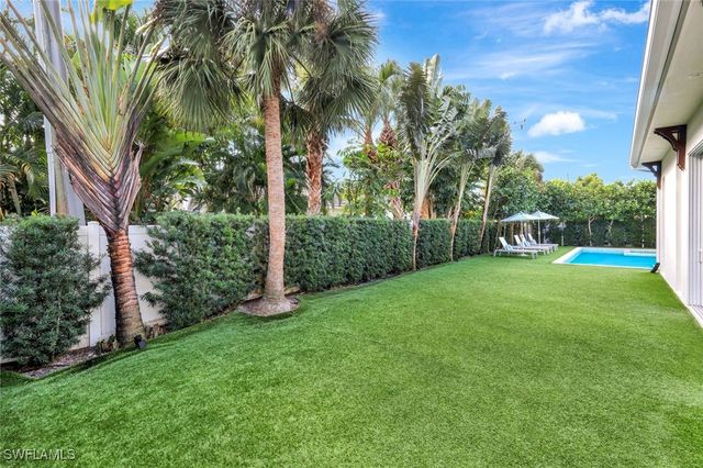 680 Wedge DR, Naples, FL 34103