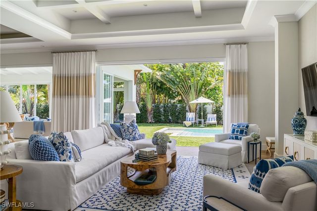 680 Wedge DR, Naples, FL 34103