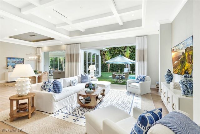 680 Wedge DR, Naples, FL 34103