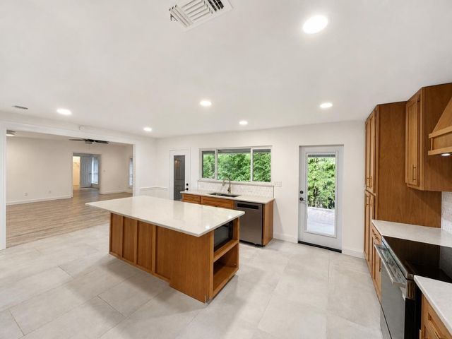 70 Legend Road, Benbrook, TX 76132