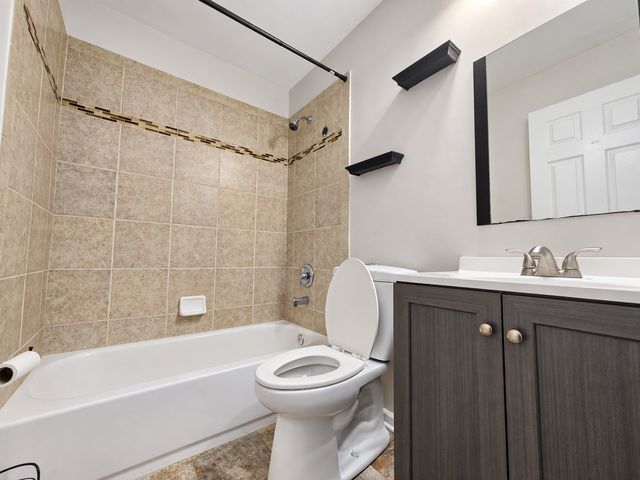 18660 W Pamela Place, Gurnee, IL 60031