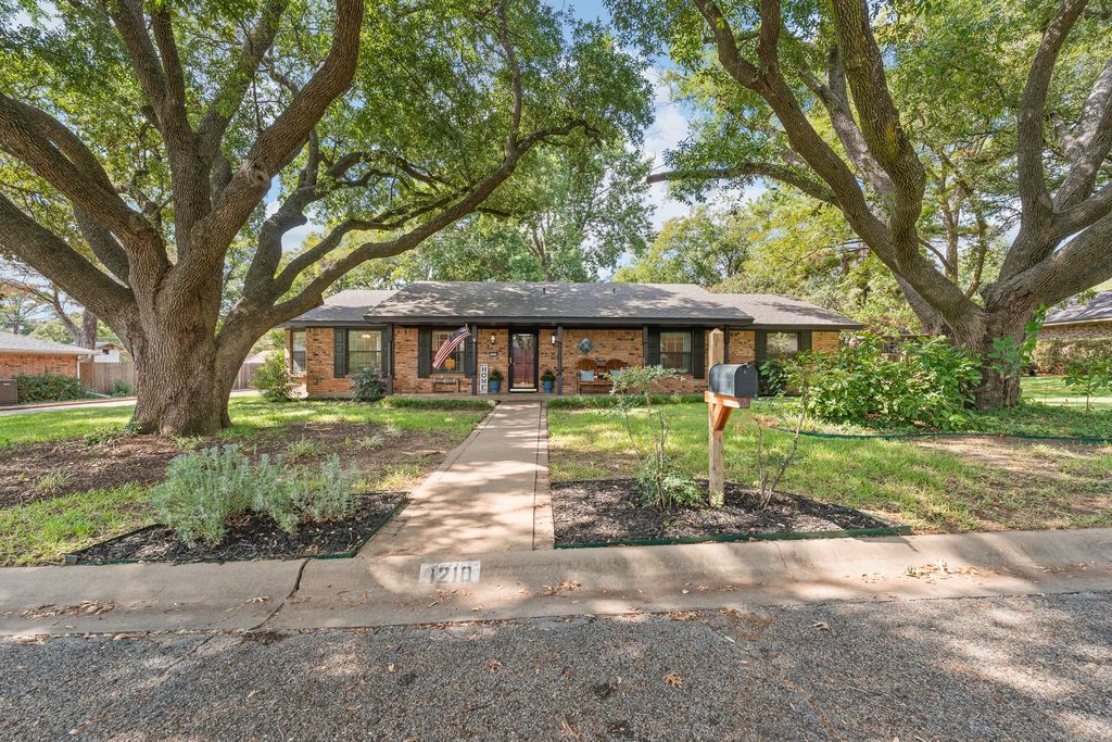 1210 Glenhaven Drive, Cleburne, TX 76033 — exterior