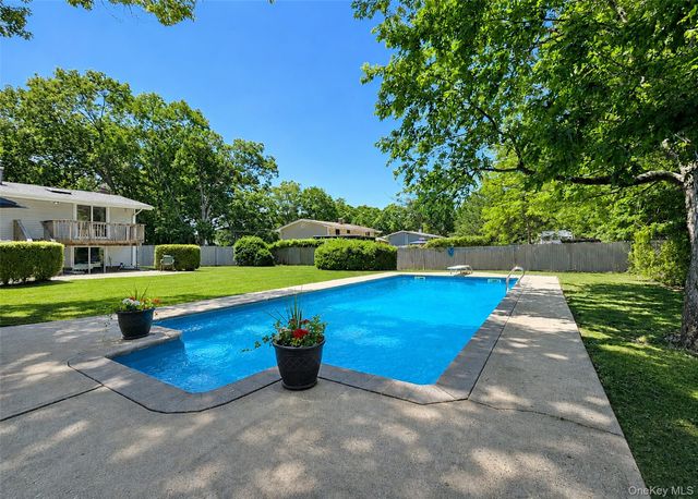 15 Cabin Lane, East Setauket, NY 11733