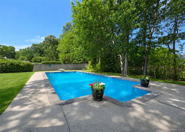 15 Cabin Lane, East Setauket, NY 11733