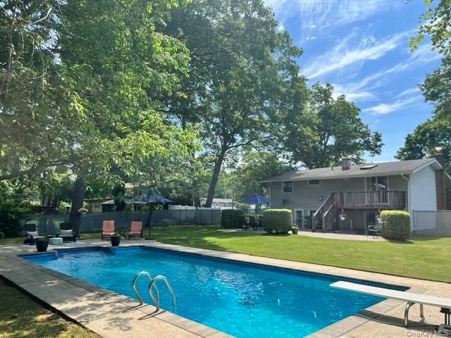 15 Cabin Lane, East Setauket, NY 11733