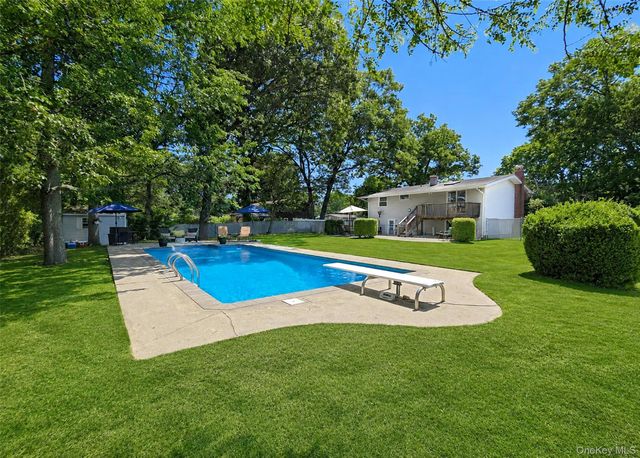 15 Cabin Lane, East Setauket, NY 11733