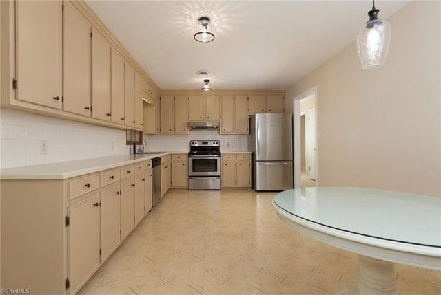 195 Vancouver Court, Kernersville, NC 27284