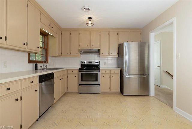 195 Vancouver Court, Kernersville, NC 27284
