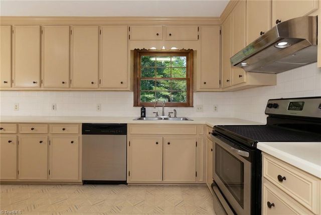 195 Vancouver Court, Kernersville, NC 27284