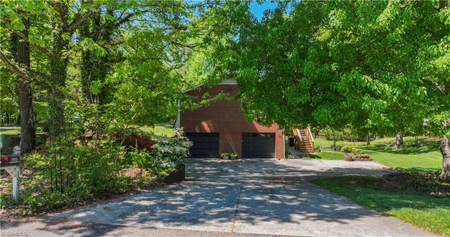 195 Vancouver Court, Kernersville, NC 27284