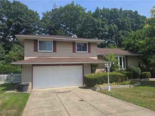 2621 Belmont Drive, Brooklyn Heights, OH 44131
