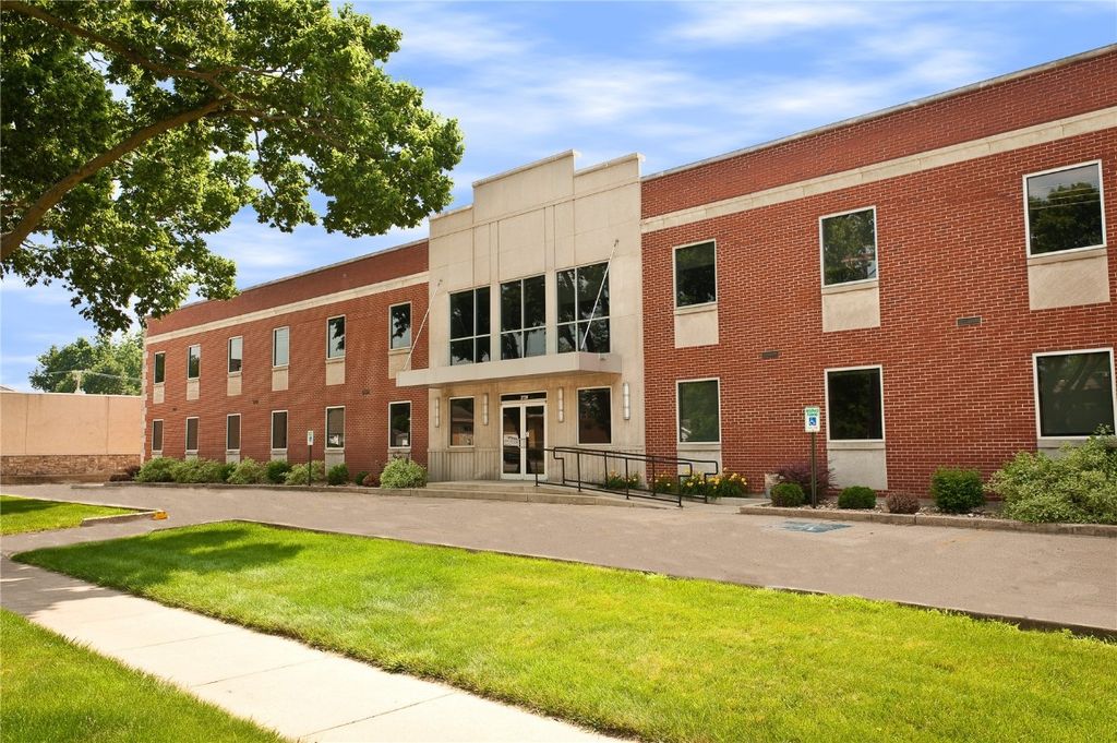 2720 1st Avenue NE 200, Cedar Rapids, IA 52402