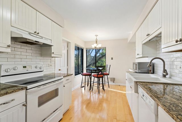 33 Shoreline Road B, Lake Barrington, IL 60010