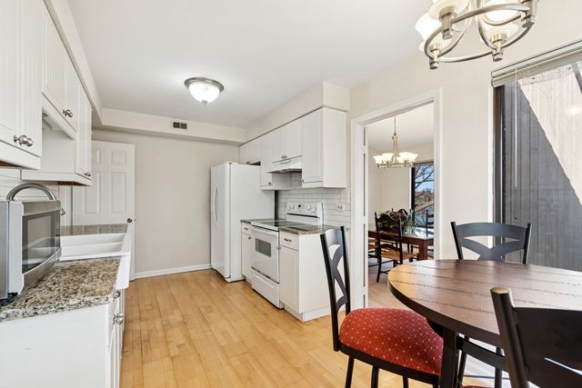 33 Shoreline Road B, Lake Barrington, IL 60010