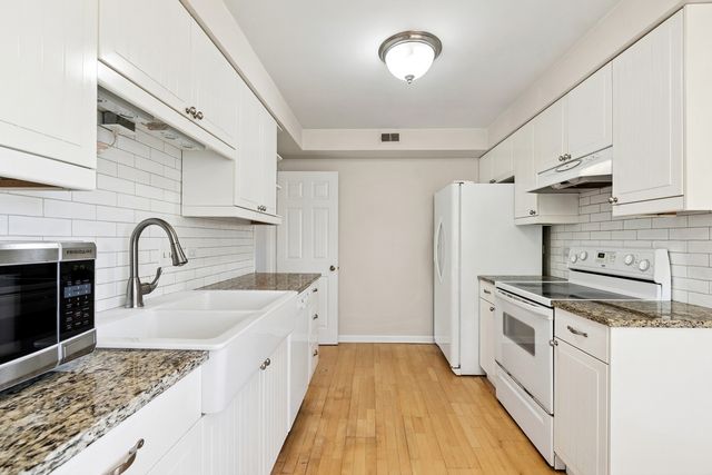 33 Shoreline Road B, Lake Barrington, IL 60010