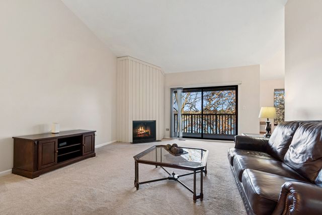 33 Shoreline Road B, Lake Barrington, IL 60010