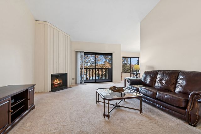 33 Shoreline Road B, Lake Barrington, IL 60010