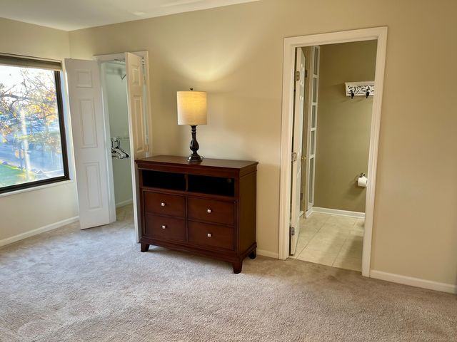 33 Shoreline Road B, Lake Barrington, IL 60010