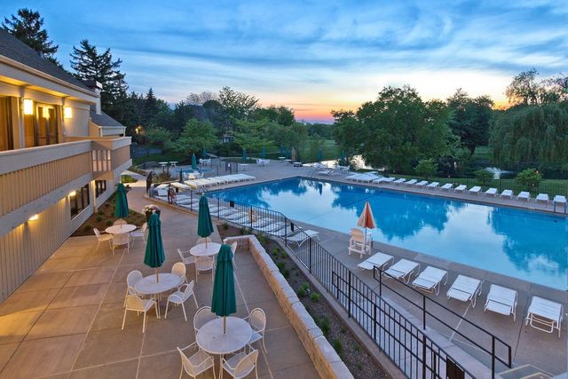 33 Shoreline Road B, Lake Barrington, IL 60010