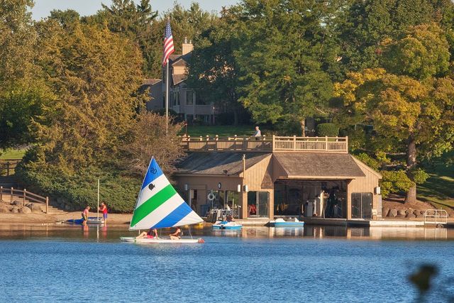 33 Shoreline Road B, Lake Barrington, IL 60010