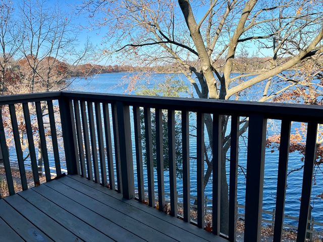 33 Shoreline Road B, Lake Barrington, IL 60010