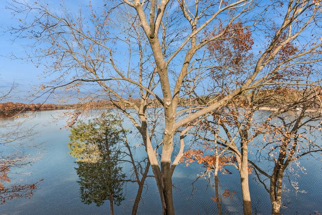 33 Shoreline Road B, Lake Barrington, IL 60010