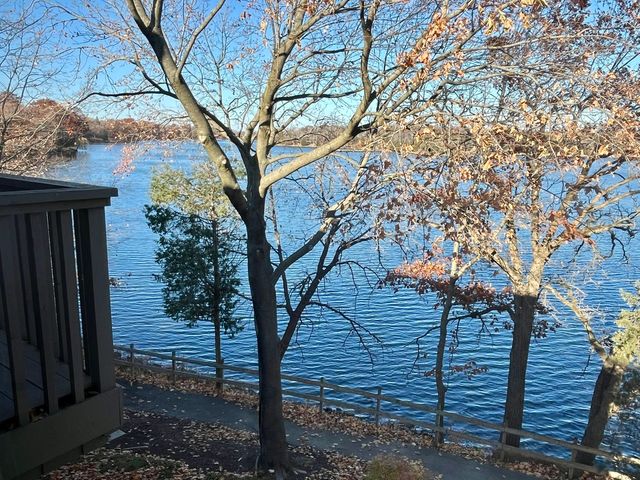 33 Shoreline Road B, Lake Barrington, IL 60010