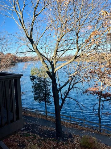 33 Shoreline Road B, Lake Barrington, IL 60010